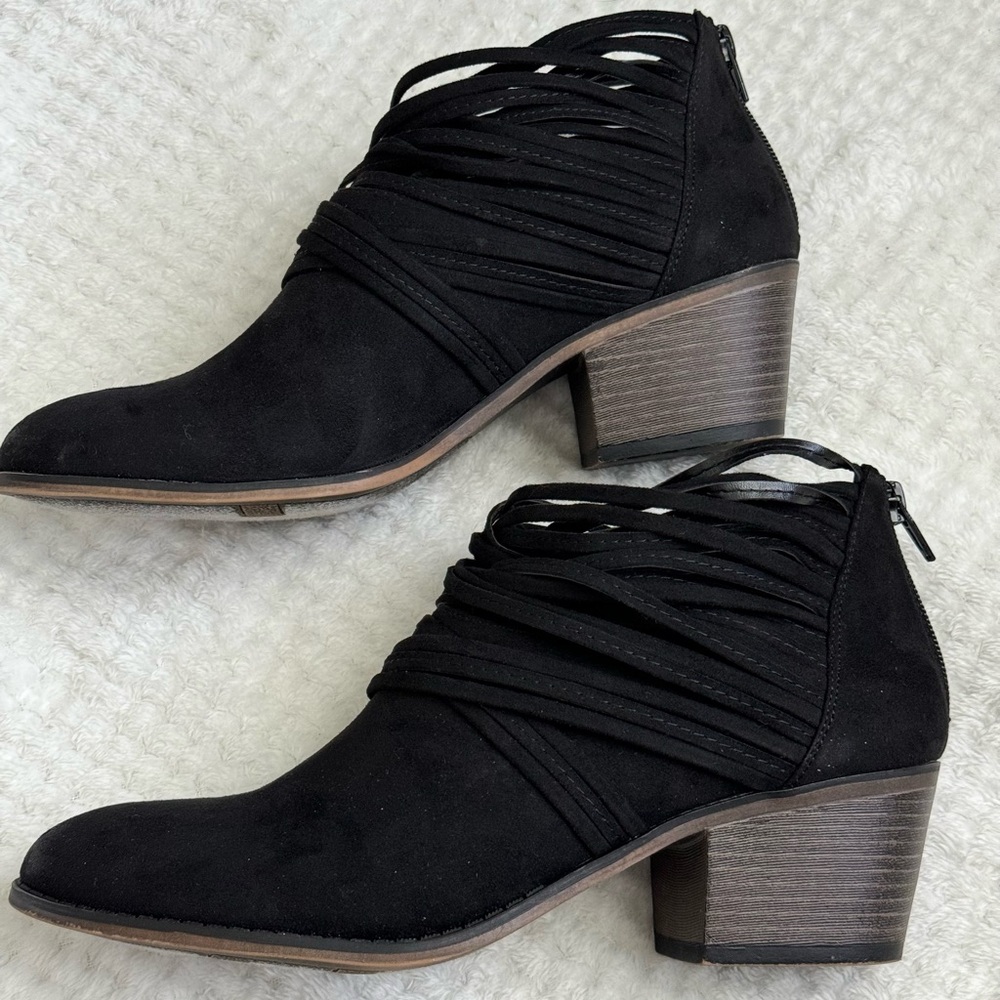 Fergalicious by Fergie black zip up ankle bootie size 9